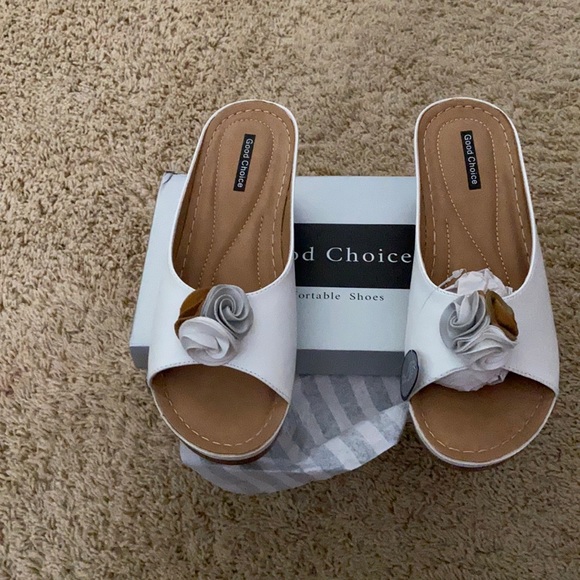 Off White leather Sandals with Flower at Front - Picture 1 of 5